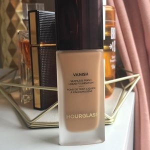 Hourglass Seamless Foundation in Natural Amber